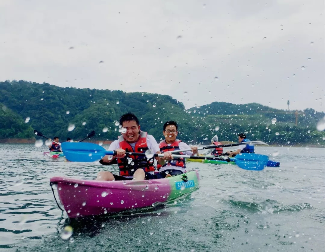 恰逢大雨，反正都湿身了，不如任性玩一回。  夕阳西下，收队回家。  上大巴发朋友圈炫耀去喽!